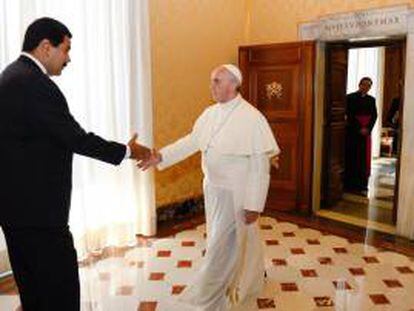 El papa Francisco (d) estrecha la mano del presidente de Venezuela, Nicolás Maduro, durante una audiencia privada celebrada en la Sala del Tronetto en el Vaticano, el 17 de junio de 2013.