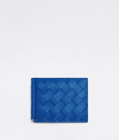 
El característico trenzado de Bottega Veneta es el único adorno que necesita esta cartera azul cobalto, confeccionada 100% en piel de becerro.
 Precio:  420 euros.