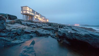 En la isla de Fogo, en Terranova (Canadá), se erige como una aparición este lujoso edificio inspirado en tradiciones pesqueras.