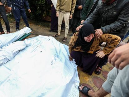 Una mujer palestina se lamenta mientras agrupan los cuerpos de los asesinados durante un ataque israelí, este miércoles en Jan Yunis.
