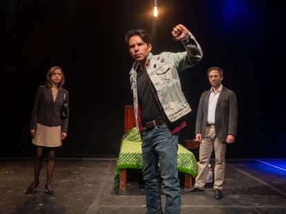 Daniel Fuentes Lobo, Eli Nassau y Fernanda Valencia durante el estreno de la obra de teatro 'Tape' en el Foro Shakespeare.