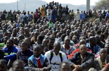Trabajadores de la mina Lonmin escuchan al pol&iacute;tico sudafricano Julius Malema el pasado 18 de agosto