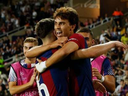 Gavi celebrando su anotación contra el Amberes con Joao Félix.