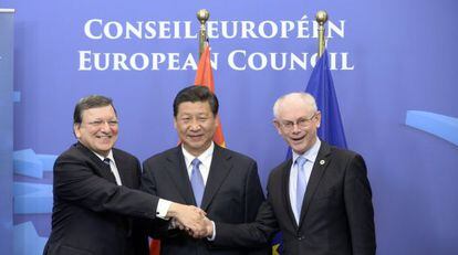 El presidente chino, flaqueado por Barroso y Van Rompuy este lunes.