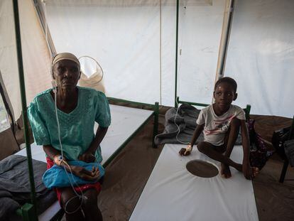 Una mujer y un niño permanecen ingresados en el Centro de Tratamiento del Cólera (CTC) de Médicos Sin Fronteras (MSF) en el barrio de Cité-Soleil en Puerto Príncipe (Haití) en octubre 2022.