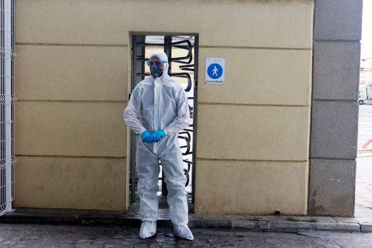 Un miembro de la Unidad Militar de Emergencias realiza tareas de limpieza y desinfección en la Estación Marítima del puerto de Málaga por la pandemia del nuevo coronavirus.