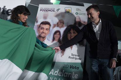 Teresa Rodríguez y Antonio Maíllo de Adelante Andalucía en el acto de inicio de campaña.