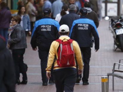 Dos polic&iacute;as de Coslada patrullan por la calle de Petra S&aacute;nchez.