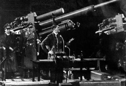 Adolf Hitler pronuncia un discurso en una fábrica de armamento.