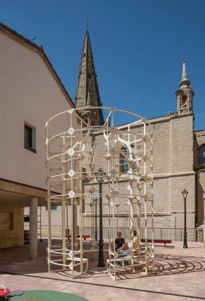 La instalación 'Latern' (Farola), del colectivo checo Mjölk, en Logroño.