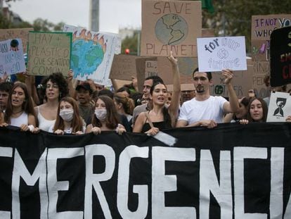 jóvenes se manifiestan contra el cambio climático en Barcelona. / ALBERT GARCÍA