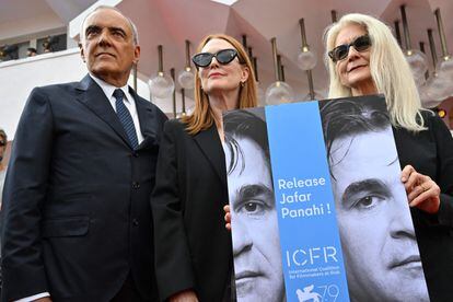 El director de la Mostra, Alberto Barbera, la actriz Julianne Moore y la directora Sally Potter, expresan su apoyo a Jafar Panahi en el pasado festival de Venecia.