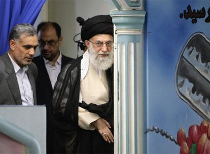 El líder supremo iraní, Alí Jamenei, en el centro de la imagen, en un momento del rezo colectivo en la Universidad de Teherán.
 / reuters
Mahmud Ahmadineyad, en el centro, escucha el discurso de Jamenei.