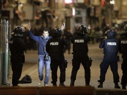 Un transe&uacute;nte levanta los brazos frente a la polic&iacute;a el pasado noviembre en el suburbio de Saint-Denis, Par&iacute;s.