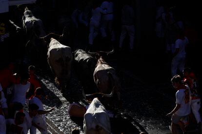 Los toros de la ganadería de José Escolar entran en la calle Mercaderes, en el segundo encierro.