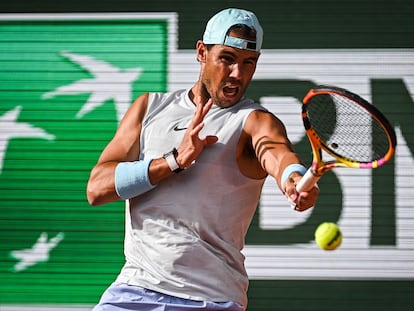 Nadal golpea la pelota durante un entrenamiento en la Philippe Chatrier de París.