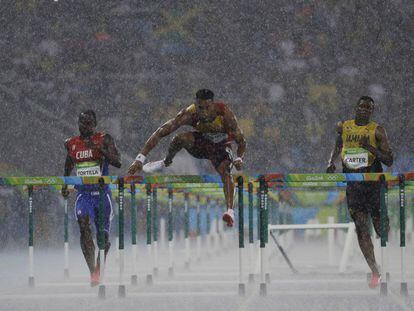 El cubano Jhoanis Portilla (izquierda), el español Orlando Ortega (centro) y el jamaicano Deuce Carter, en una prueba de atletismo de los Juegos de Río 2016.
