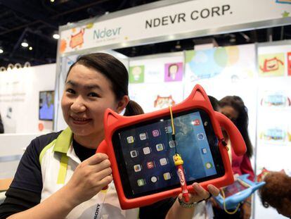 Joanna Yang muestra una cubierta de niños para tabletas hecha con materiales amables con el medio ambiente