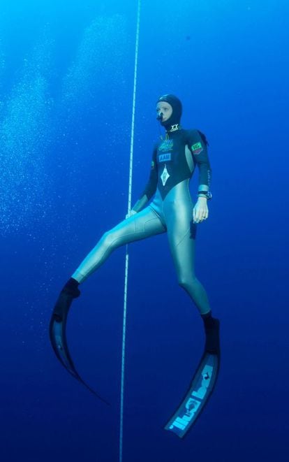 La británica Tanya Streeter, durante su ascenso a superficie tras bajar hasta 122 metros de profundidad en apnea.