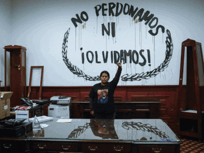 Erika Martínez, madre de una víctima de abuso sexual, en las instalaciones de la Comisión Nacional de Derechos Humanos. En video, entrevista a mujeres feministas en la Ciudad de México.
