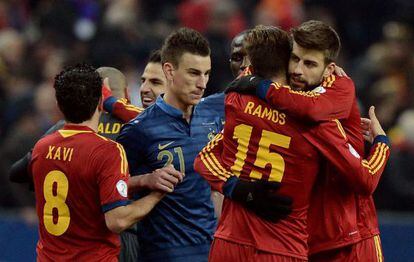 Piqu&eacute; se abraza con Ramos al finalizar el partido.