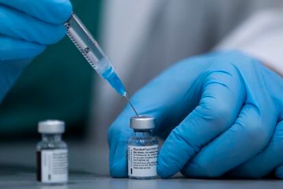 Un sanitario prepara una dosis de la vacuna de Pfizer en el hospital Sheba el 12 de enero.
