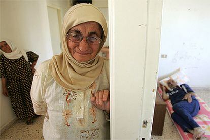Una desplazada libanesa llora en la casa donde se refugia temporalmente en Al Bekaa, al este de Beirut.