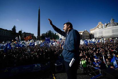 Matteo Salvini saluda a sus seguidores en Roma.