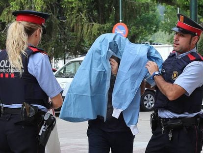 El detenido, con los mossos.
