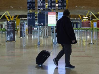 Un pasajero camina por la terminal T4 del aeropuerto de Madrid-Barajas prácticamente vacía.