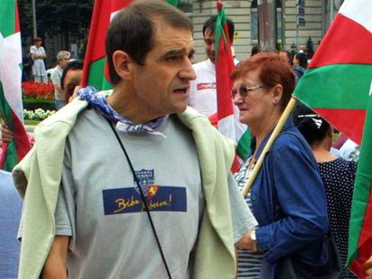 Josu Ternera, en agosto de 2002, en una manifestación en Bilbao contra la ilegalización de Batasuna. En vídeo, Luis R. Aizpeolea analiza la detención de Ternera.