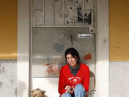 Carmen Gázquez, en la puerta de su casa en Los Trigales.