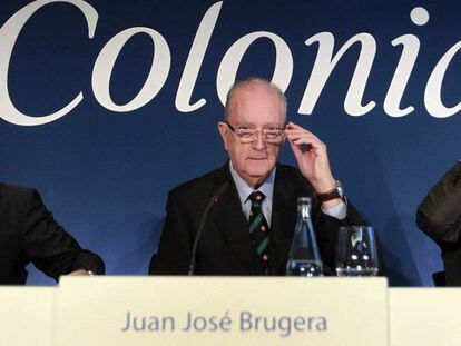 Pere Vi&ntilde;olas, consejero delegado de Colonial (izquierda), y Juan Jos&eacute; Brugera (centro), presidente de Colonial, en una junta de accionistas.
