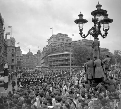 A pesar de la lluvia, miles de personas salieron a las calles de Londres para ver los dos desfiles del día de la coronación. En la imagen, la multitud en Trafalgar Square.