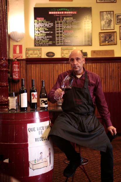 Manolo Rosell, catando un vino de Madrid en la bodega de su familia.