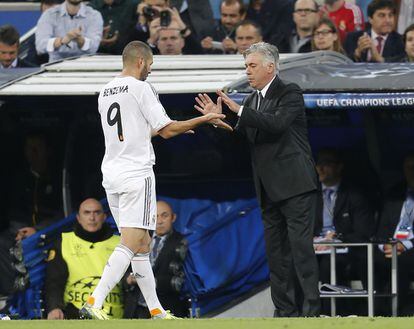 Carlo Ancelotti saluda a Benzema tras producirse el cambio del delantero francés por Gareth Bale.