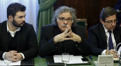 Los diputados Gabriel Rufián y Joan Tardá, de ERC, y Carlos Salvador, de UPN.