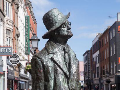 Estatua de James Joyce Statue en Earl Street, Dublín.