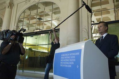 El presidente del Banco Nacional de Suiza, Philipp Hidelbrand, en la rueda de prensa, ayer en Ginebra.