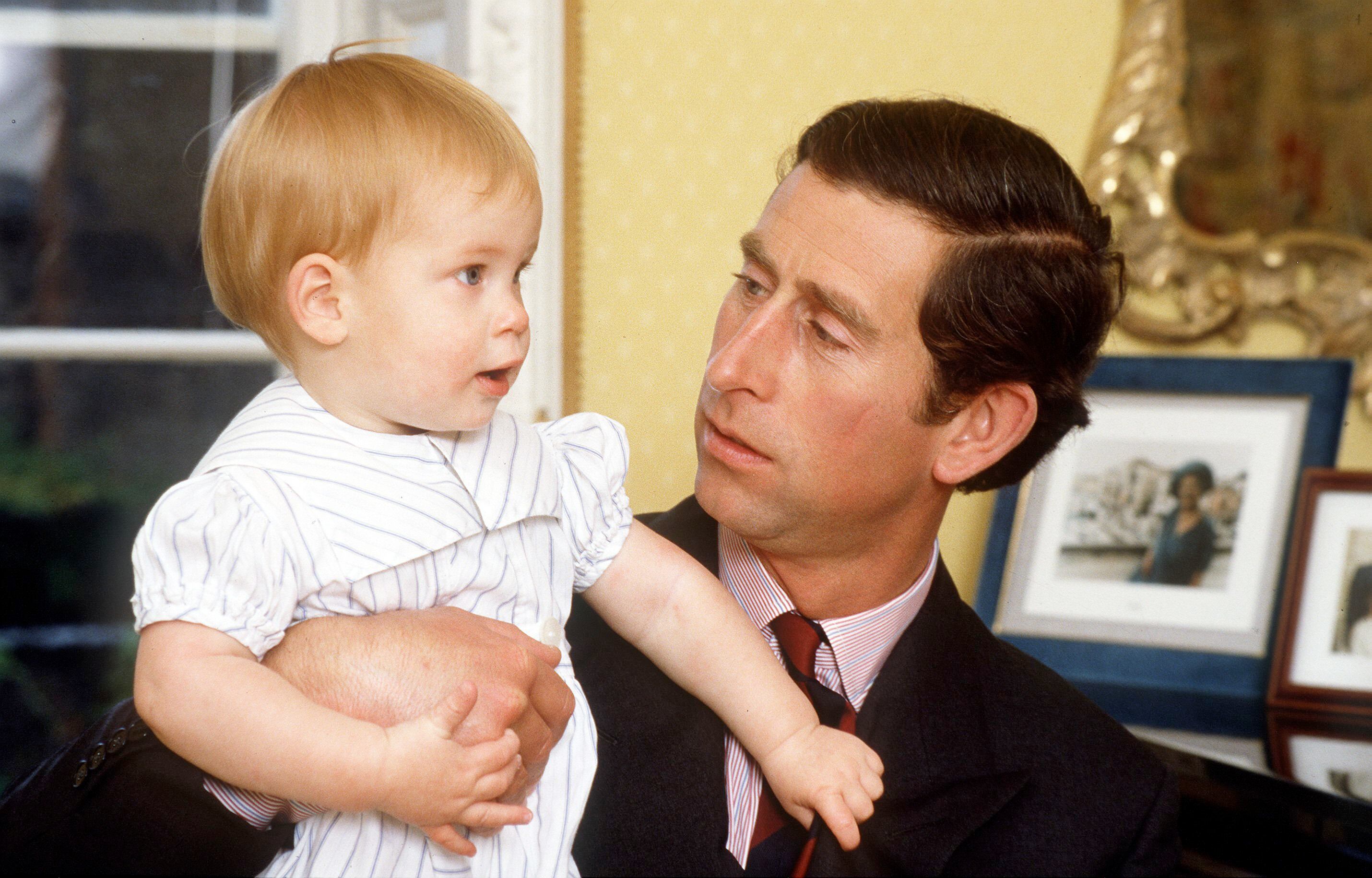 El príncipe Carlos con su hijo Enrique, en octubre de 1985, en el palacio de Kensington, en Londres.