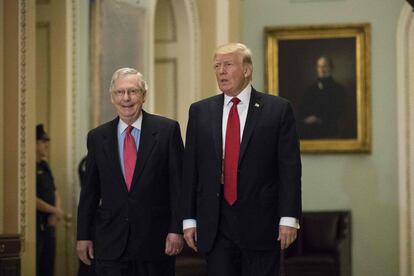 El líder de los republicanos en el Senado, Mitch McConnell, junto a Donald Trump, expresidente de EE UU, en una imagen de octubre de 2017. (