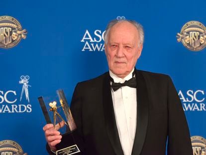 El director Werner Herzog con el Premio de la Junta de Gobernadores en la 34ª edición de los Premios de la Sociedad Estadounidense de Cinematógrafos.