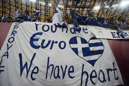Una pancarta de la afición griega reza: "Vosotros tenéis euros, nosotros tenemos corazón".