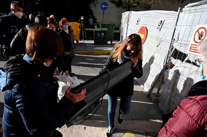 Vecinos de San Fernando de Henares retiran sus enseres durante el desalojo de cuatro viviendas de la calle Presa.