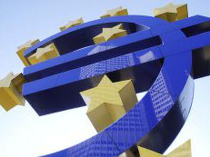 Logotipo del euro en la sede del BCE