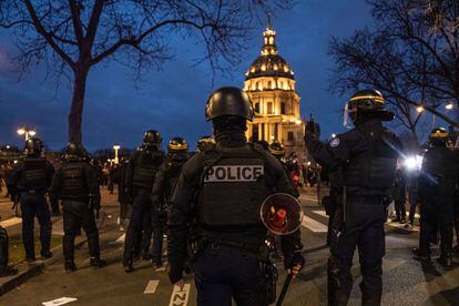 La policía antidisturbios francesa monta guardia tras enfrentamientos con manifestantes en la plaza Vauban de París, el lunes.