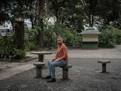 El brasileño Héder Bello, un superviviente de terapias gays que ahora investiga el fenómeno, posa en un parque, en Río de Janeiro, el 2 de noviembre.
