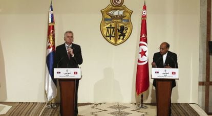 El presidente tunecino, Moncef Marzouki (a la derecha), y el presidente serbio, Tomislav Nikolic, el mi&eacute;rcoles en el Palacio de Cartago de T&uacute;nez.