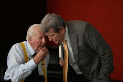 Tom Sharpe (izquierda), y Jorge Herralde en la última presentación del escritor para Anagrama, en 2009.
