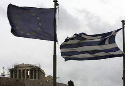 Bandera griega (d) ondeando junto a la de la Unión Europea frente al templo del Partenón de la Acrópolis de Atenas. EFE/Archivo